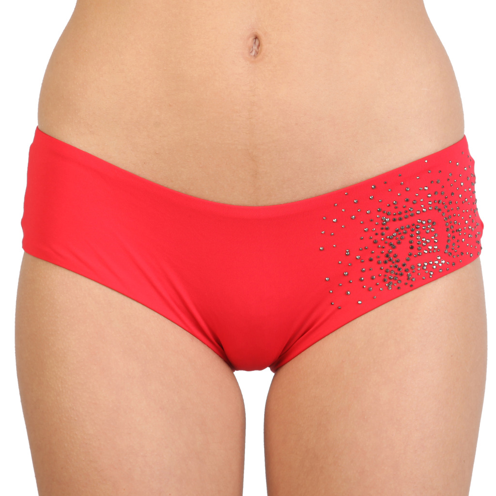 femme en slip rouge