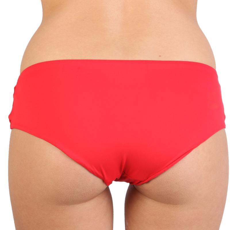 femme en slip rouge